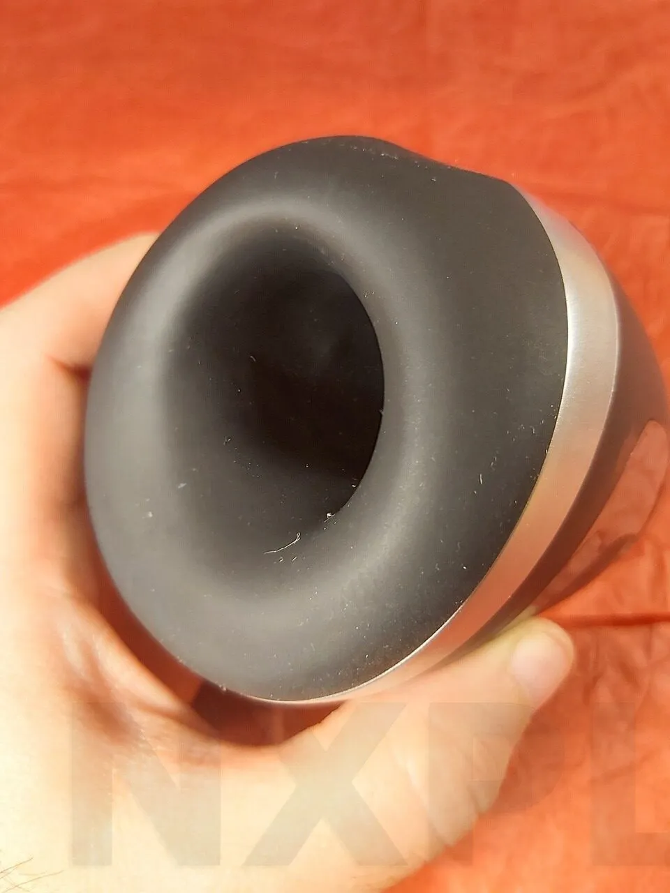 Vue de l'orifice et de la gaine interne du Satisfyer Men Heat Vibration