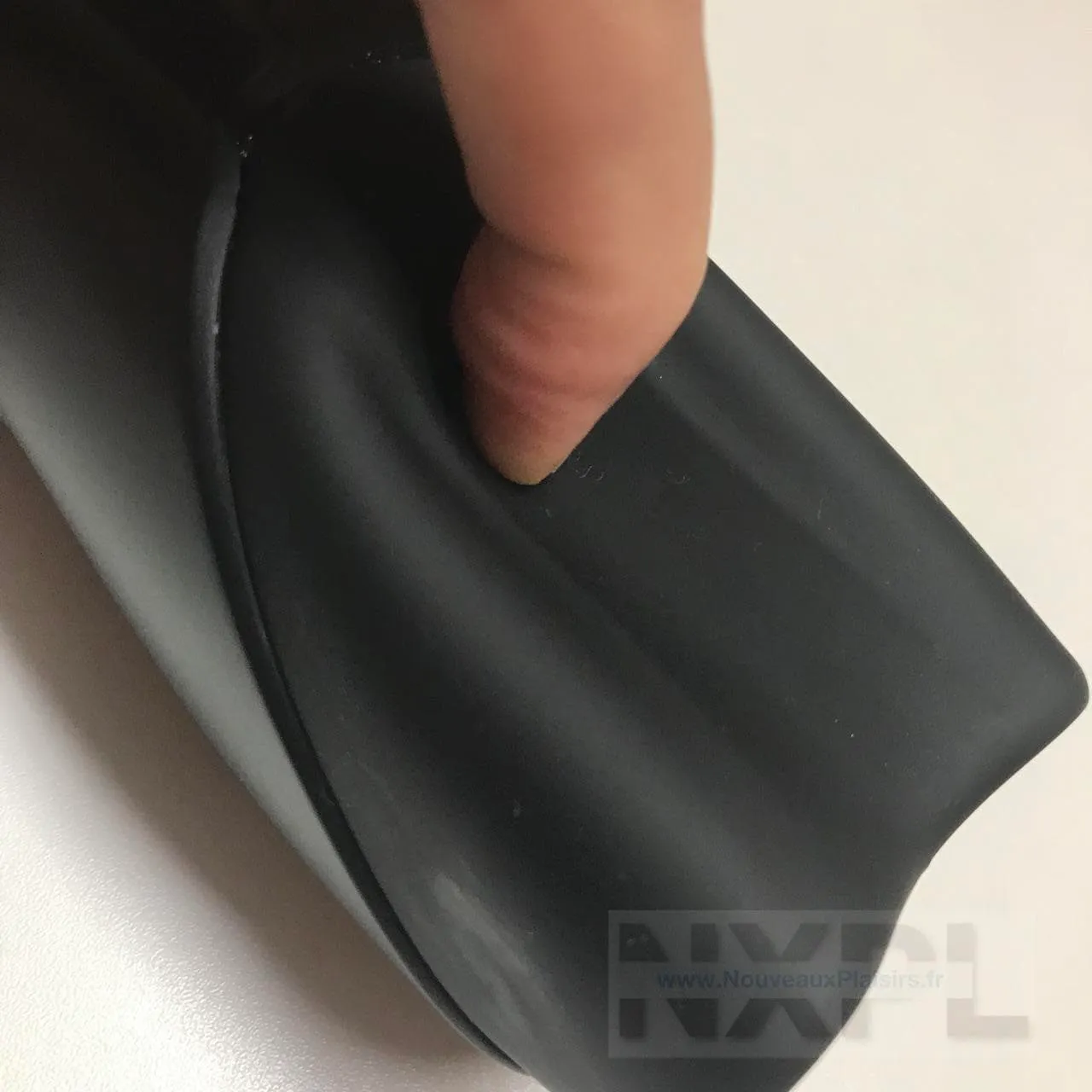 Satisfyer Men Vibration tenu en main pour le test