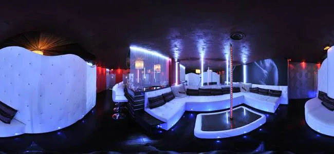 Espace de détente avec lit géant bordeaux au sauna 2+2