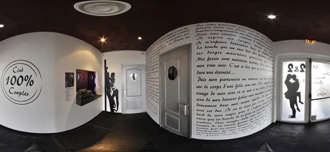 Espace bar et ambiance érotique au sauna 2+2