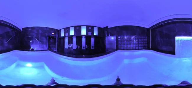 Piscine bleue profonde et installations aquatiques de l'Histoire d'O