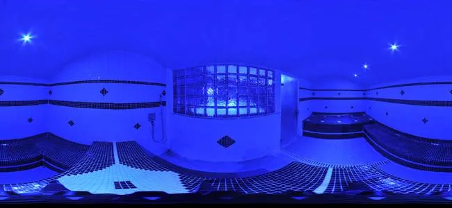 Couloir avec alcôves et grilles au sauna l'Histoire d'O