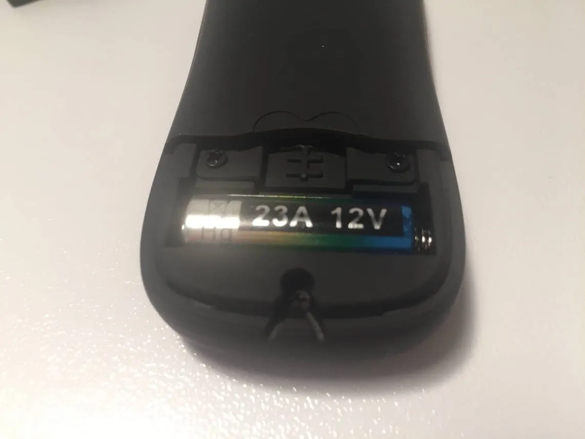 Compartiment de la pile LR23 dans la télécommande du Cry Baby Gold