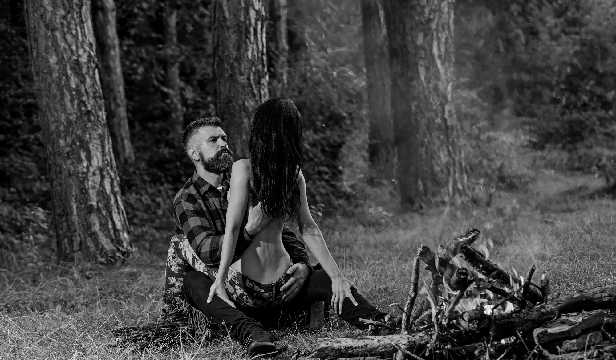 Amour en forêt : complicité sous les arbres