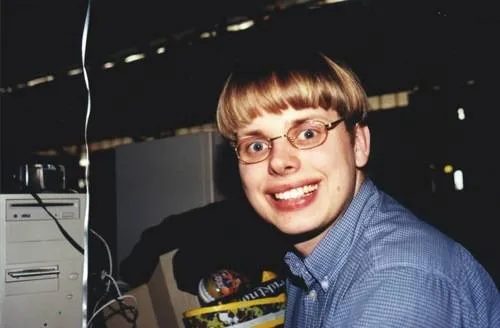 Adam testant le Carnet de mise à l'amende amoureux avec humour