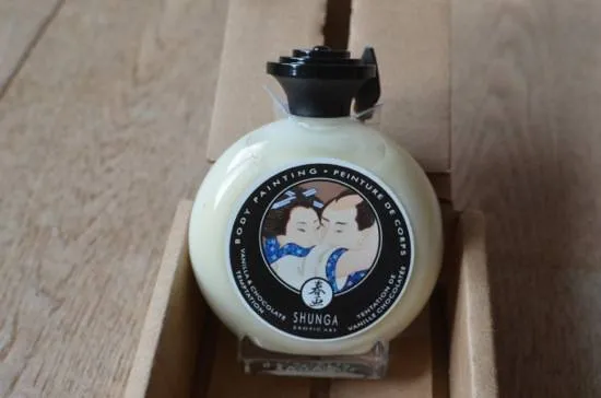 Application sensuelle de la peinture corporelle Shunga sur le corps