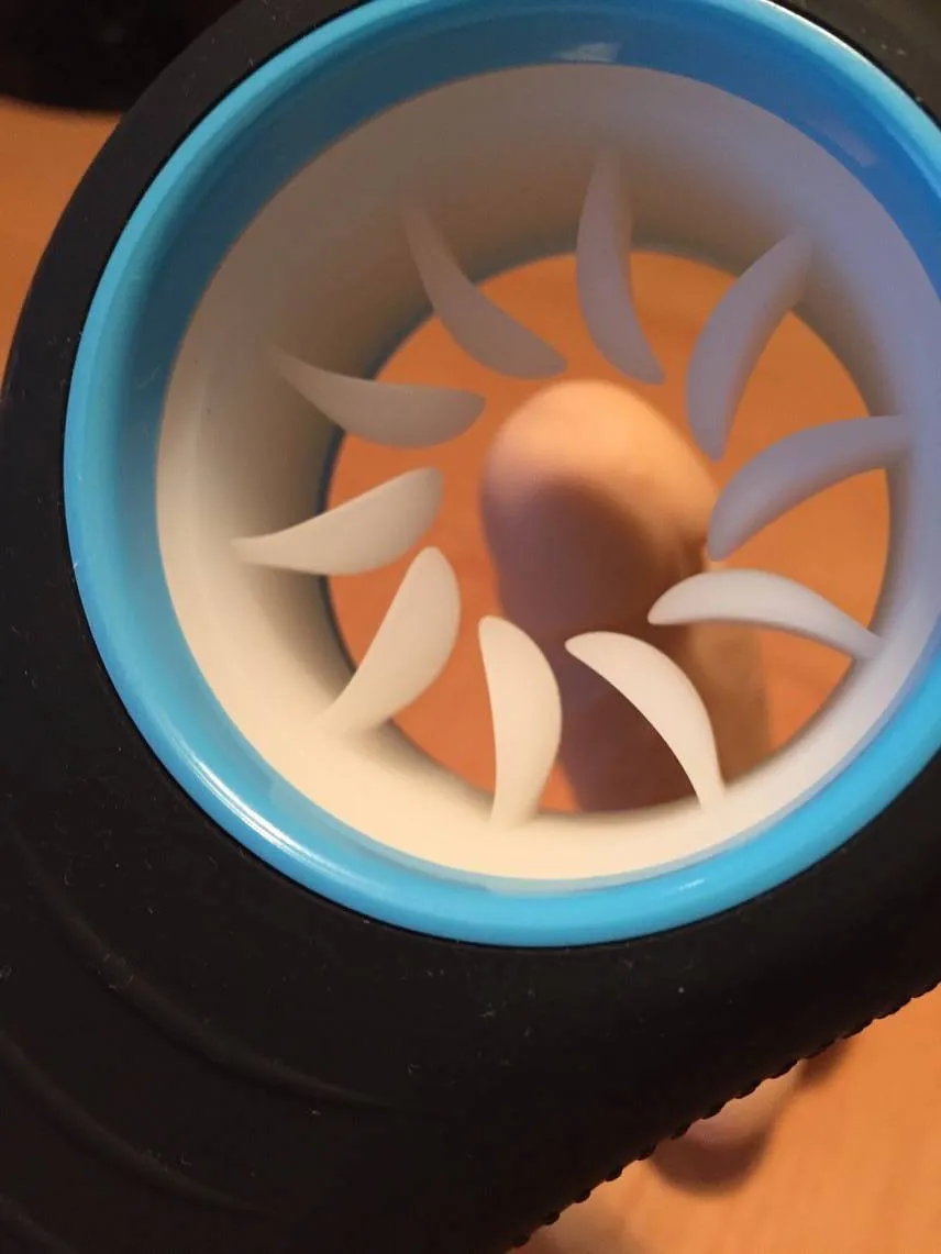 Prise en main du masturbateur Sqweel XT prêt pour le test de stimulation