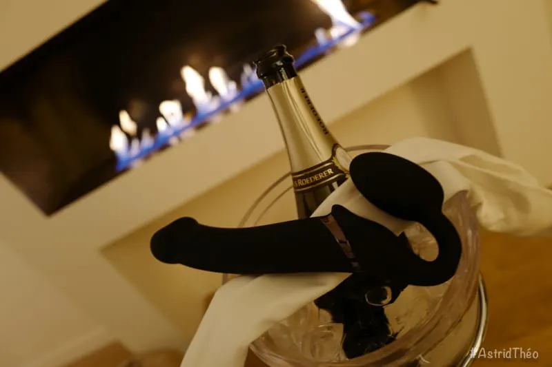 Qui sont Théo et Astrid ? — Bendable Vibrating Strap-on