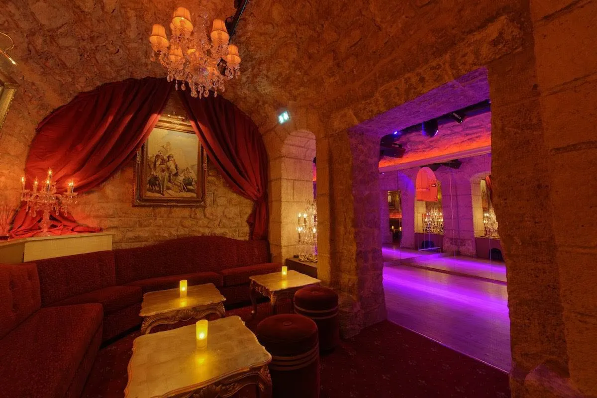 Banquettes du club Le Taken