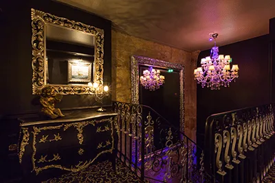 Escalier en colimaçon menant aux espaces de plaisir du club