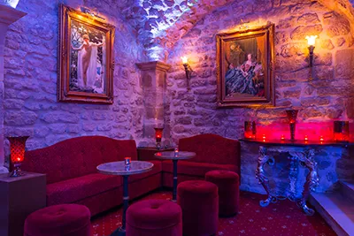 Lit à baldaquin central au cœur du club Le Taken