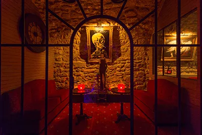 Espace de jeu avec cage et accessoires au club Le Taken