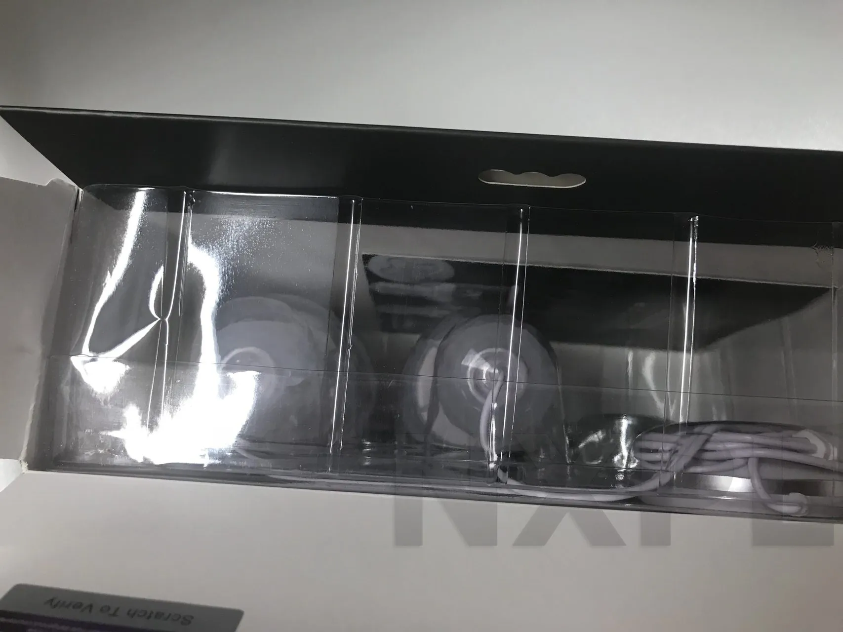 Contenu déballé du coffret Temptasia Titillator avec les cloches, la télécommande et les embouts