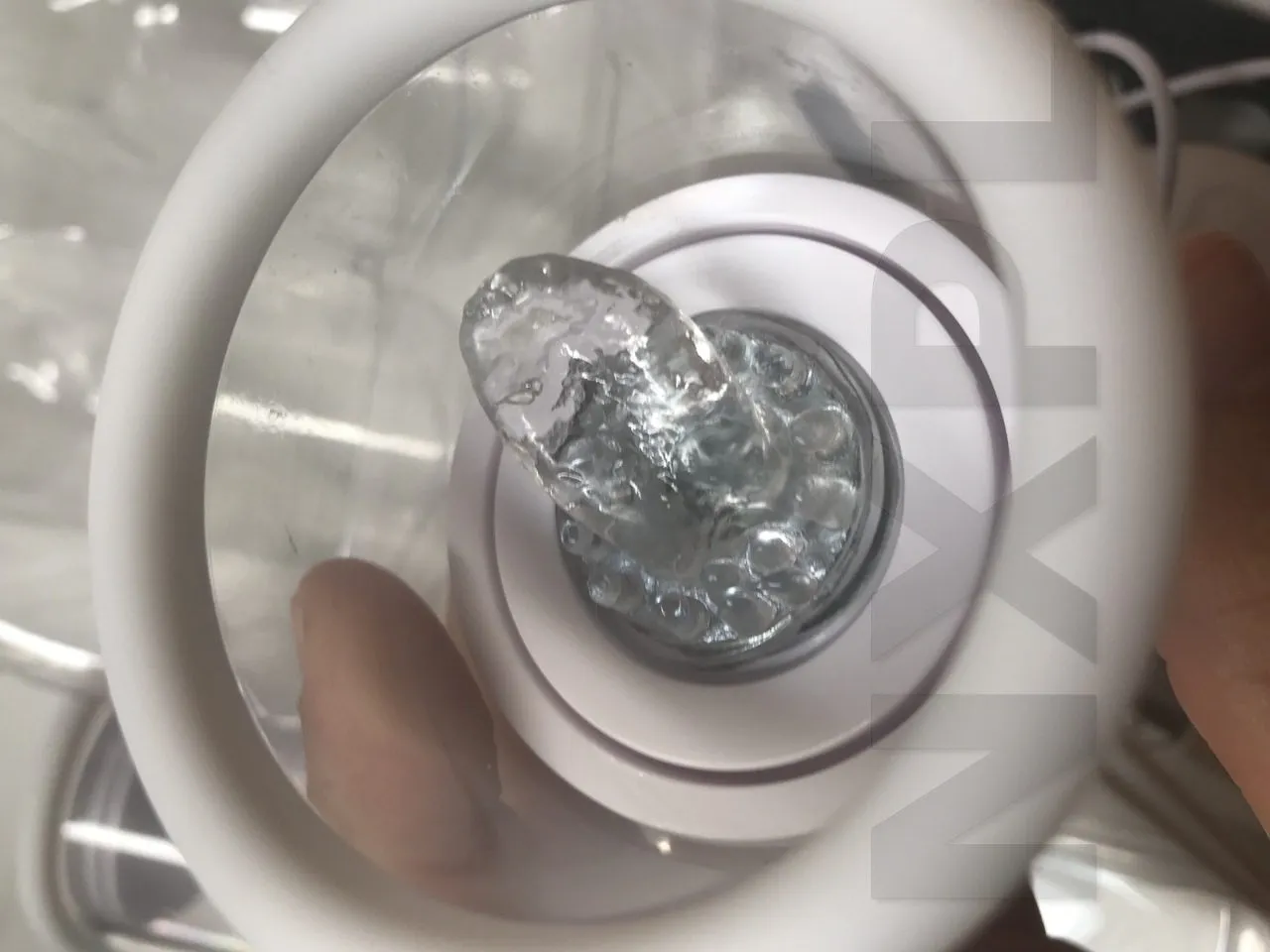 Détail d'un embout en silicone texturé inséré dans la cloche transparente du
Titillator