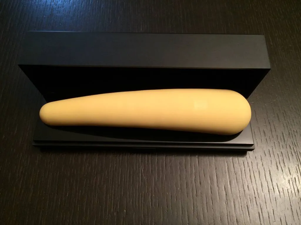 Le Mikazuki posé dans sa boite de rangement et de chargement