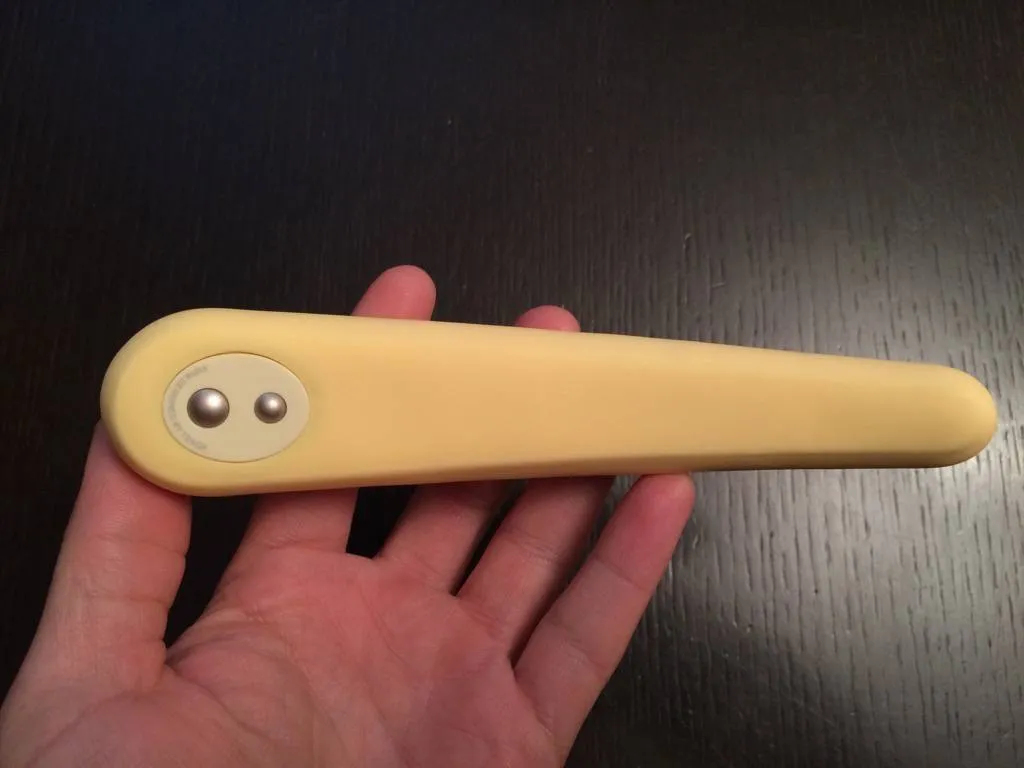 Le Mikazuki tenu en main pour montrer sa longueur de 17 cm