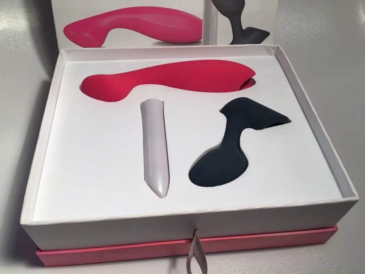 Coffret We Vibe Tango Pleasure Mate ouvert avec ses accessoires