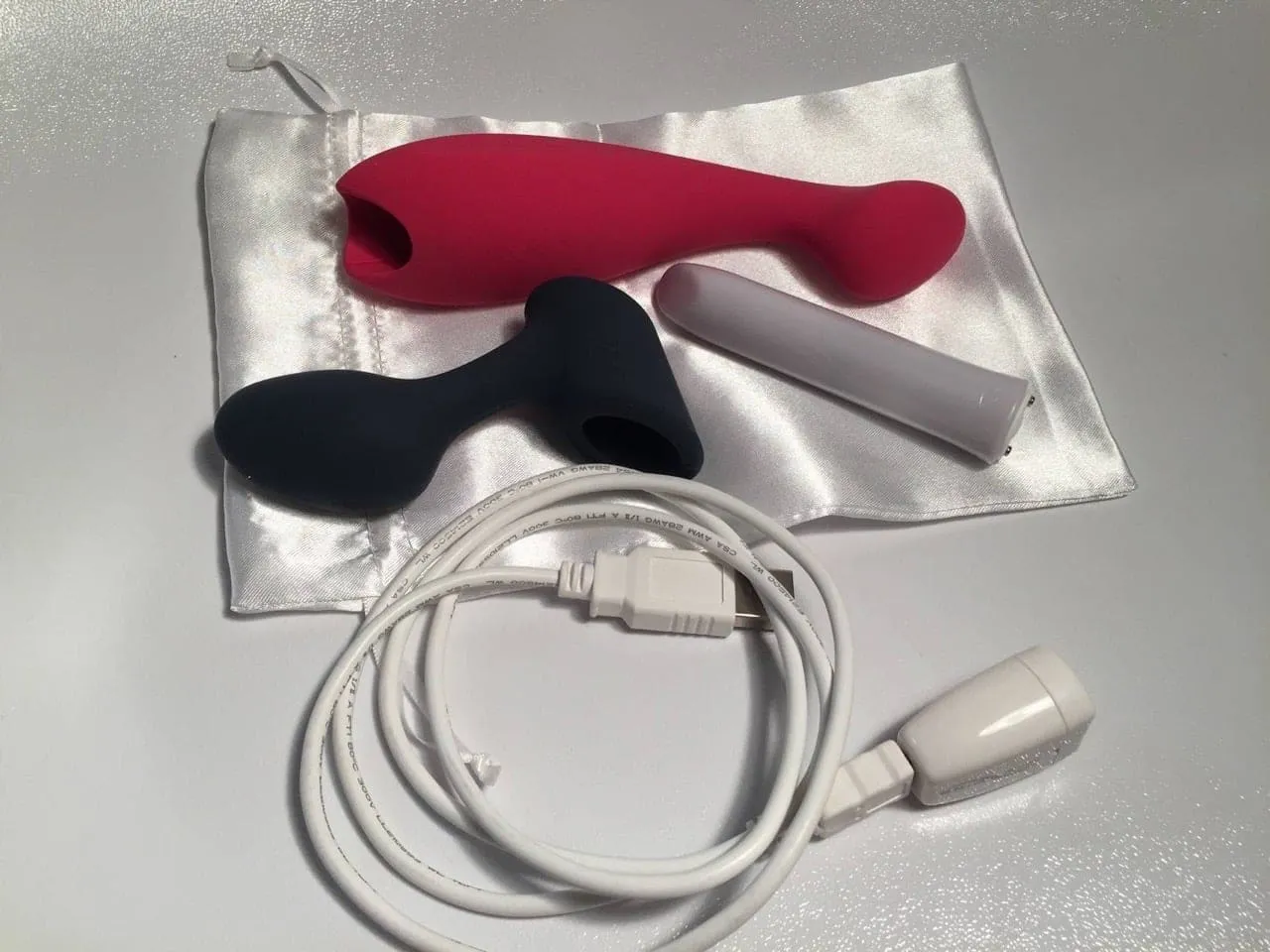 We Vibe Tango et son câble de chargement USB