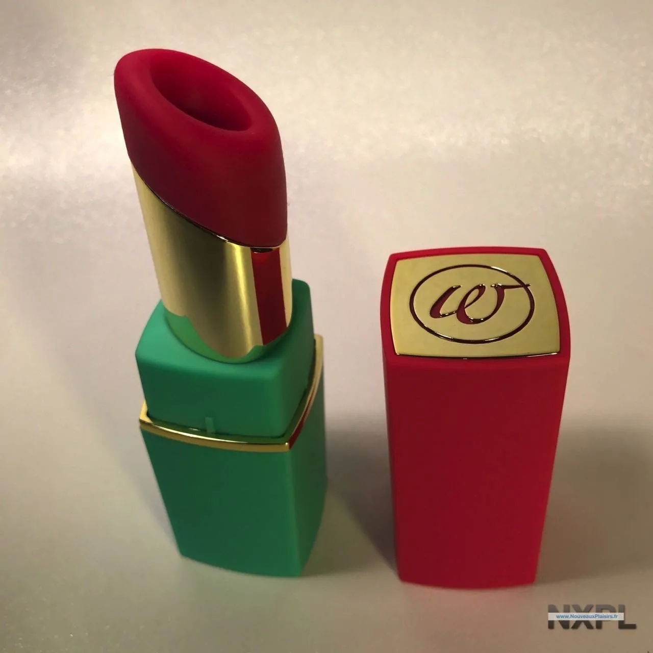 Womanizer 2Go sorti de sa boîte, ressemblant à un rouge à lèvres