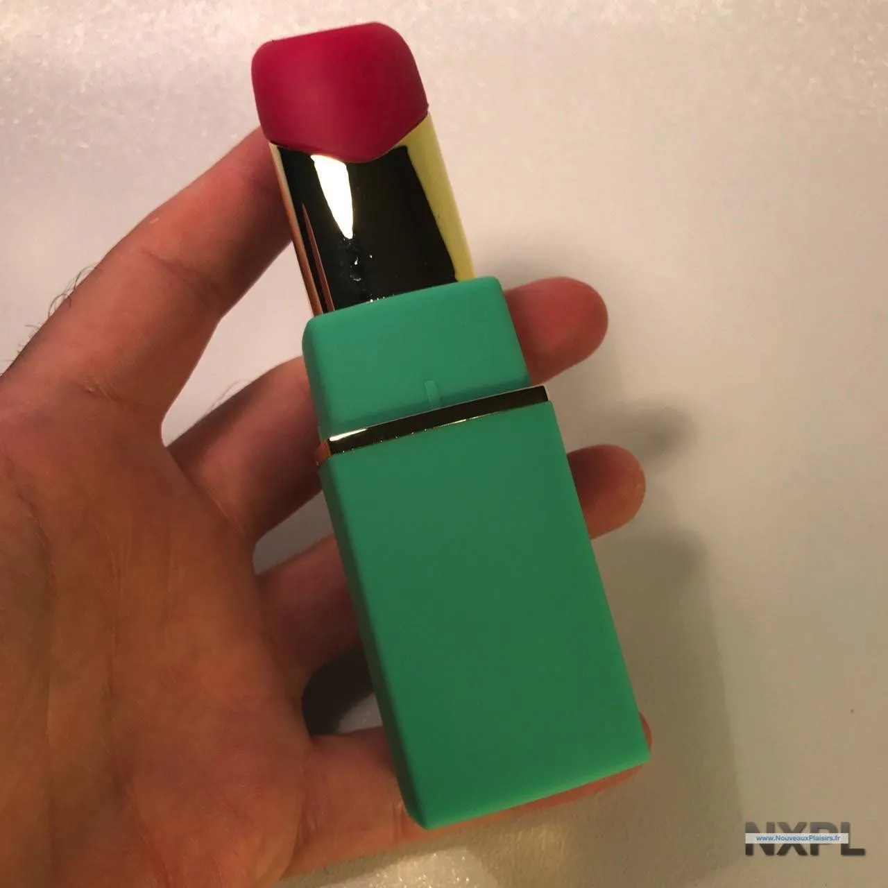 Womanizer 2Go tenu en main pour montrer ses dimensions