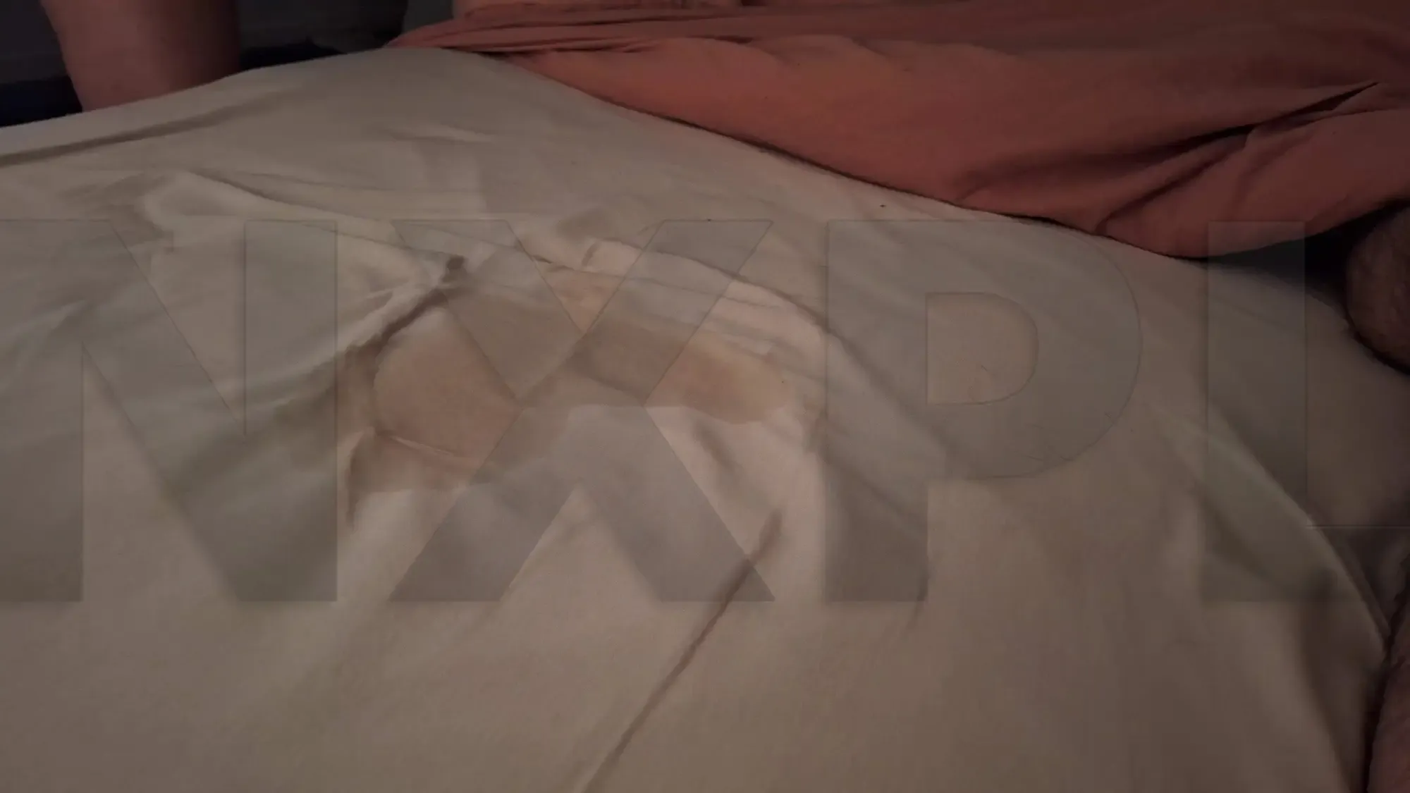 Démonstration de l'efficacité du Womanizer Enhance sur textile