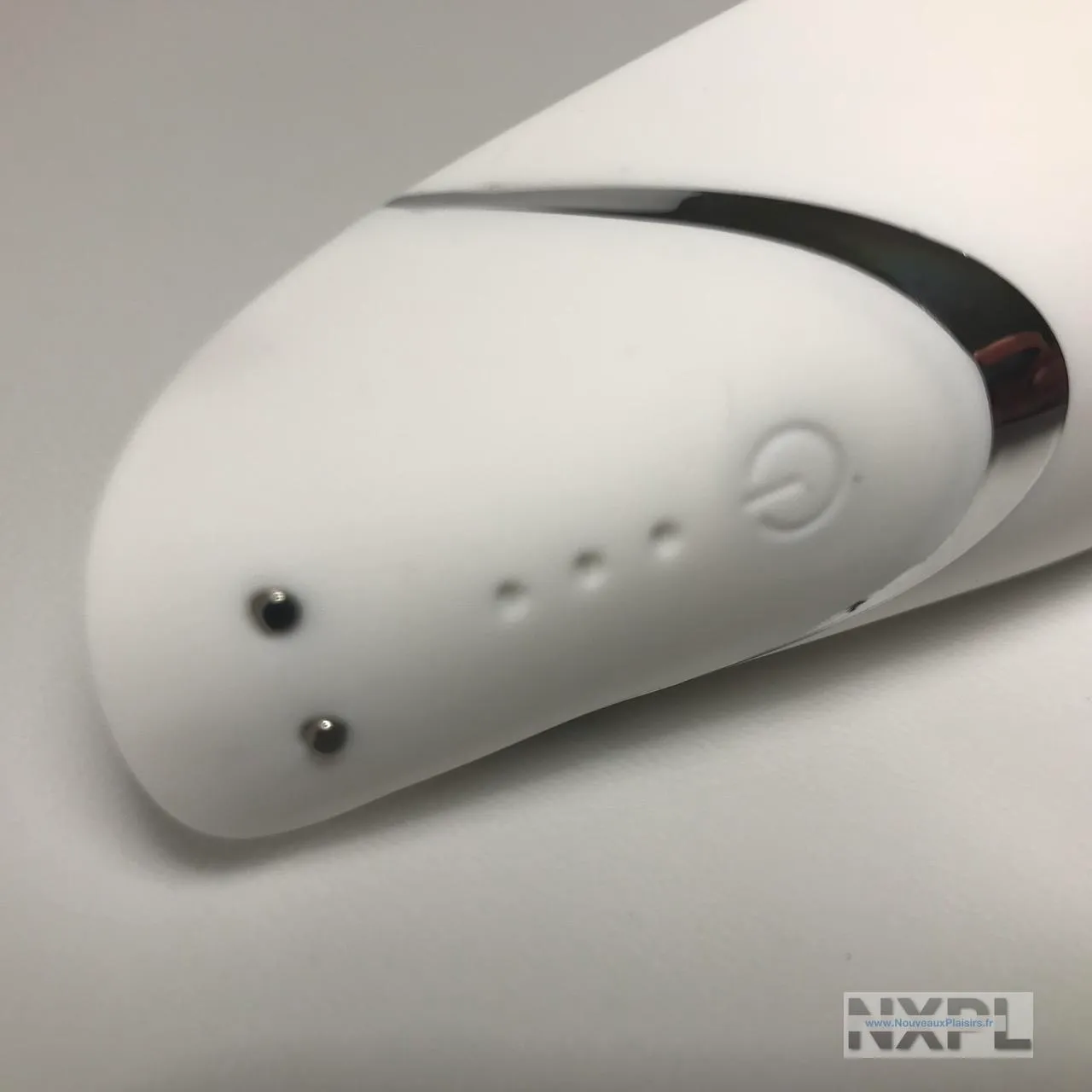 Test du Womanizer Premium Blanc - La nouvelle référence des stimulateurs clitoridiens - NXPL