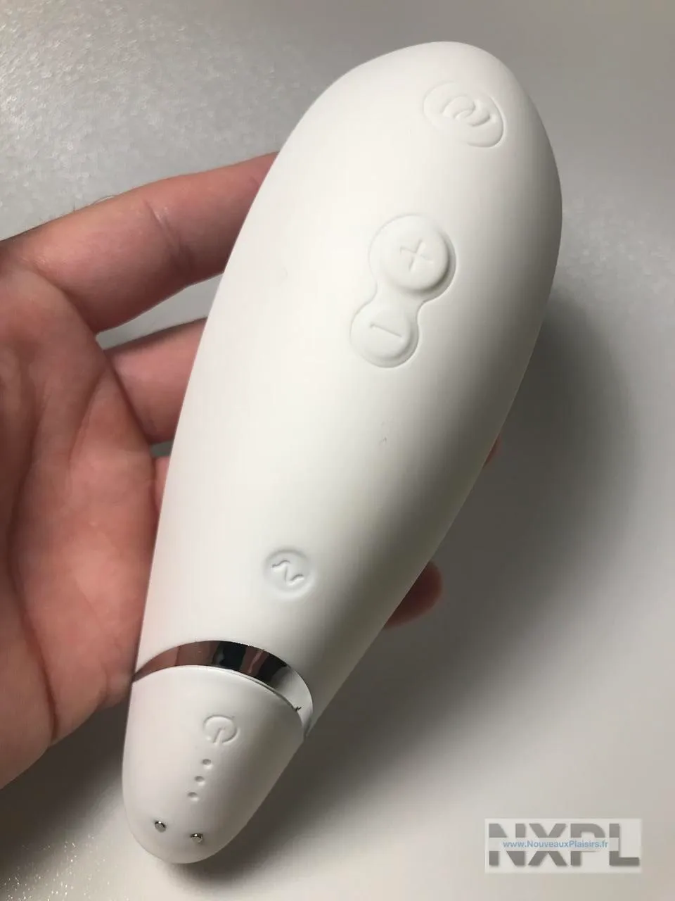Test du Womanizer Premium Blanc - La nouvelle référence des stimulateurs clitoridiens - NXPL