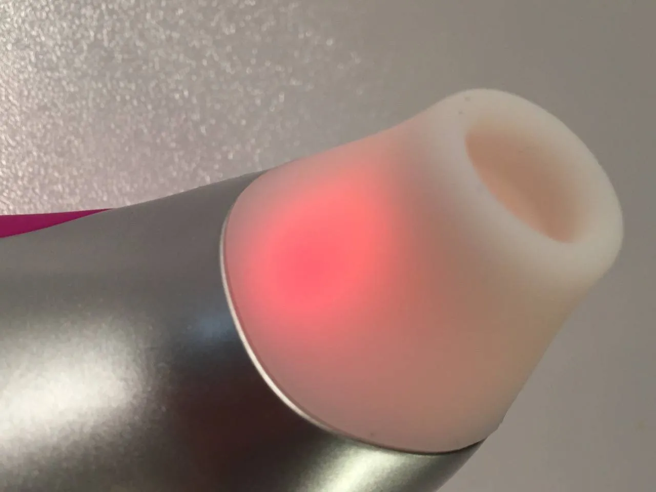 Lumière d'indication dans l'embout du Womanizer Pro 40