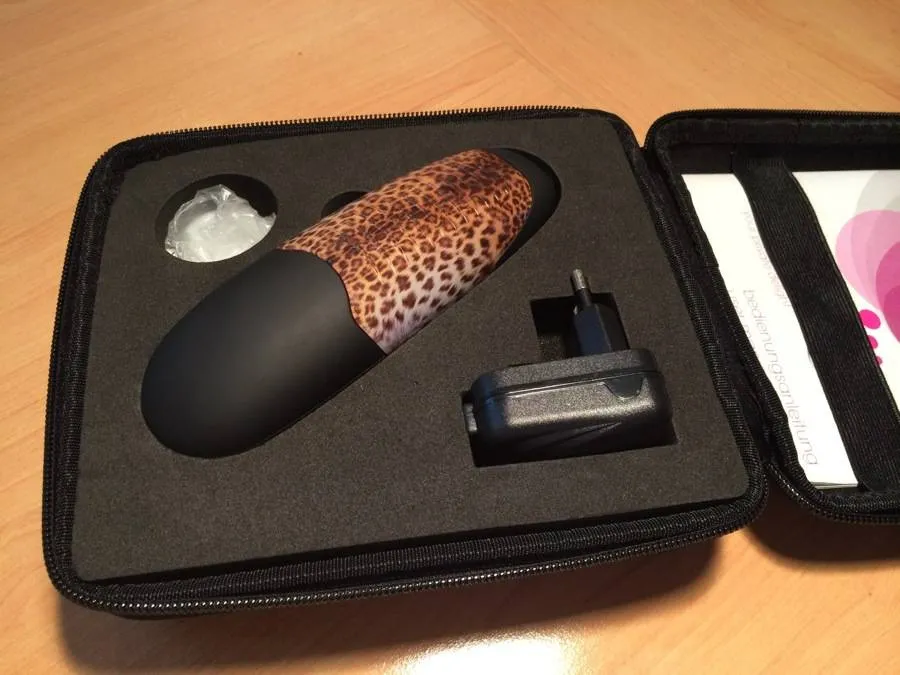 Intérieur de la housse de rangement du Womanizer W100 avec accessoires