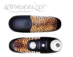 Vue rapprochée du sextoy Womanizer bleu et sa pochette de transport rose