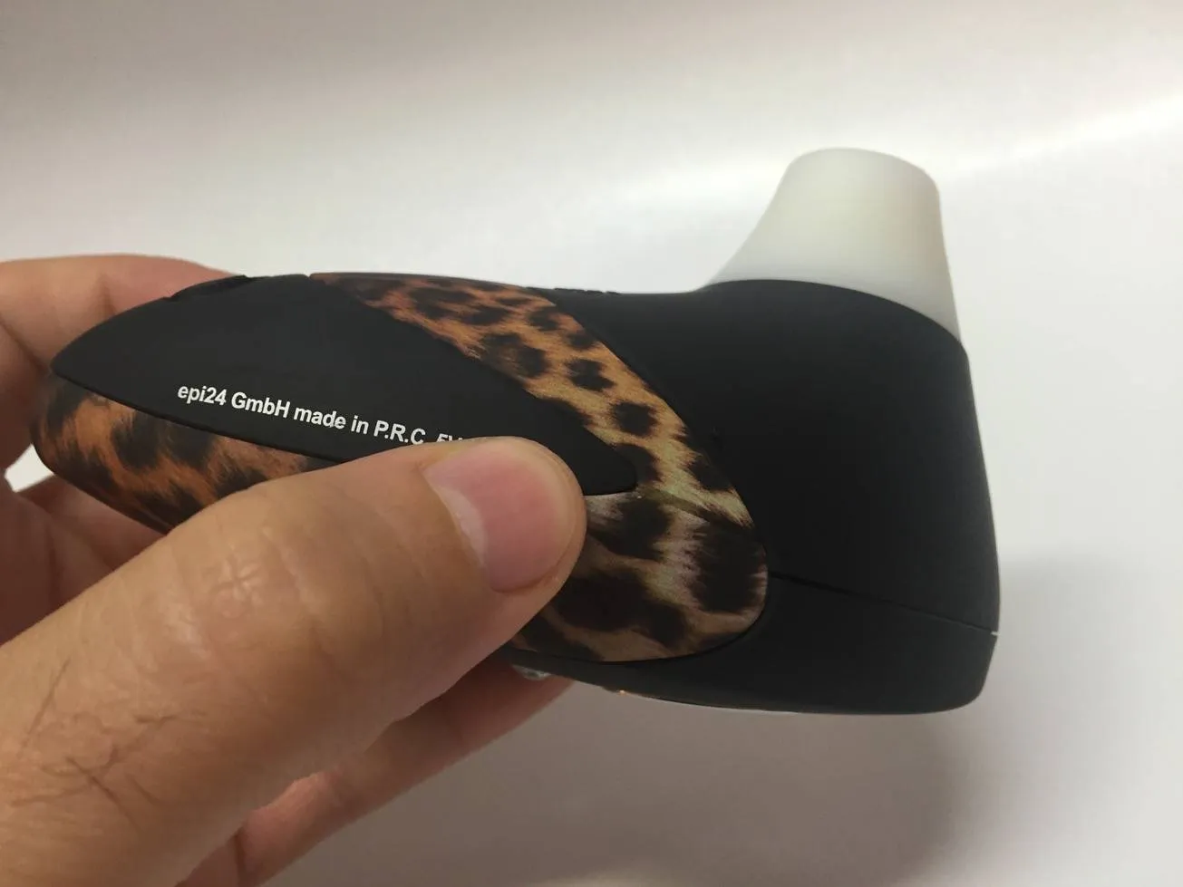 Womanizer W500 tenu en main pour montrer sa taille