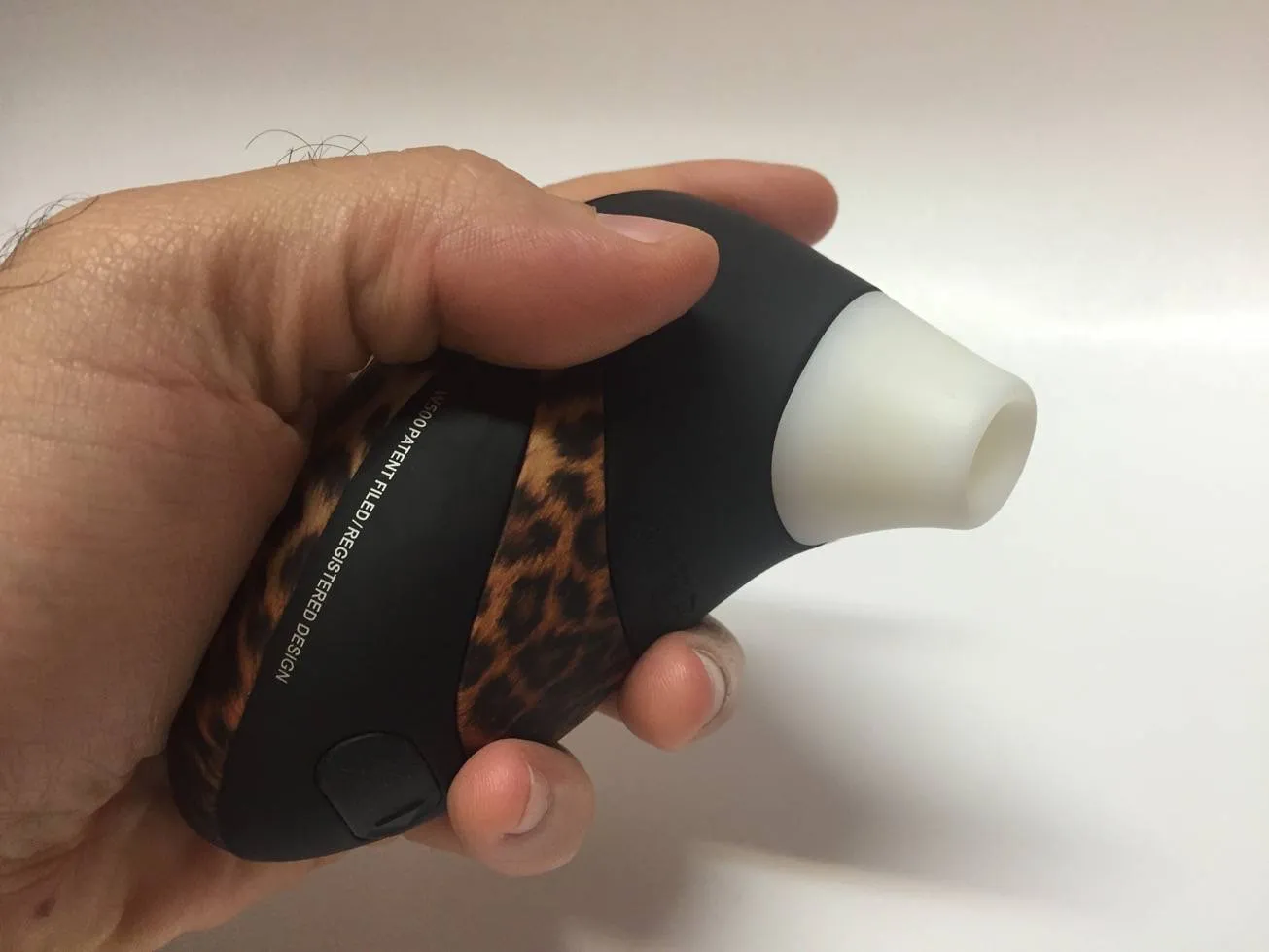 Womanizer W500, vue d'ensemble en main