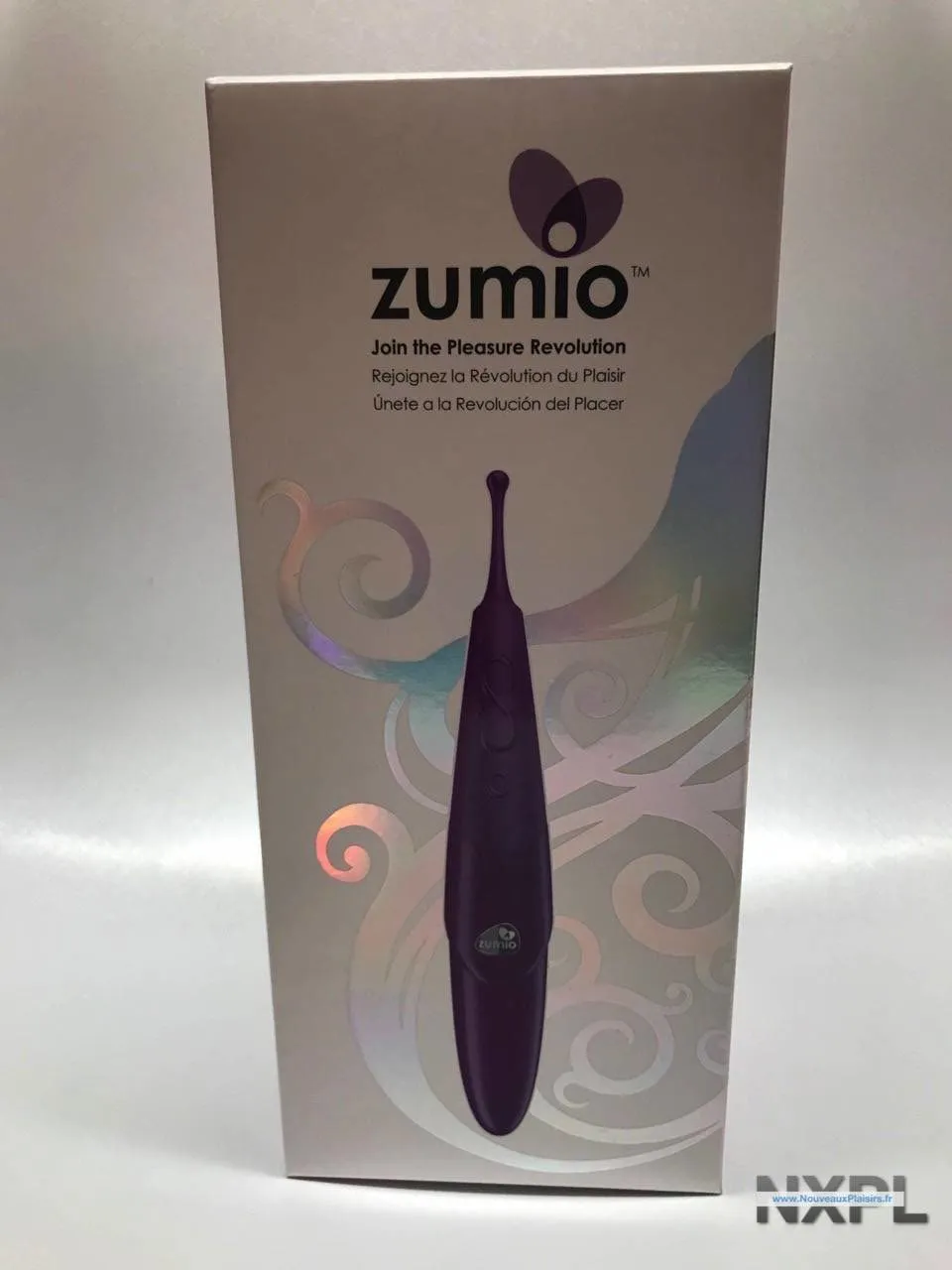 Boîte d'emballage du stimulateur clitoridien Zumio dans des tons blanc, argent et pourpre