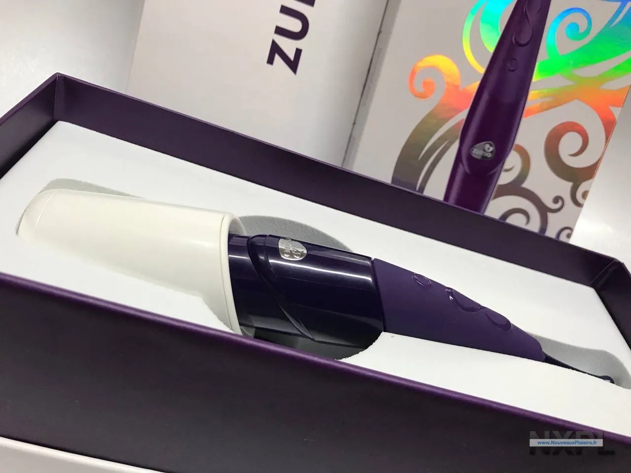 Le stimulateur Zumio présenté dans son berceau en mousse