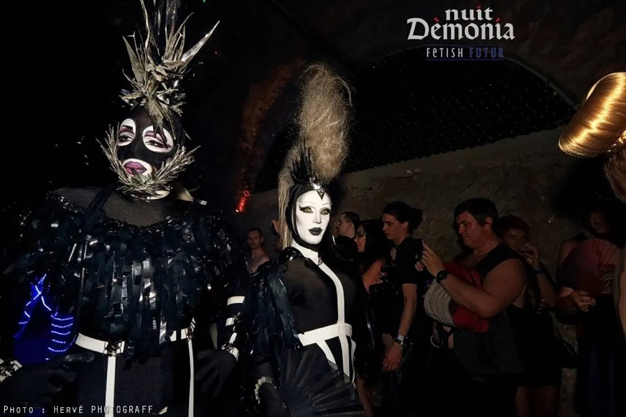 Participants en tenues fetish attendant l'entrée de la soirée