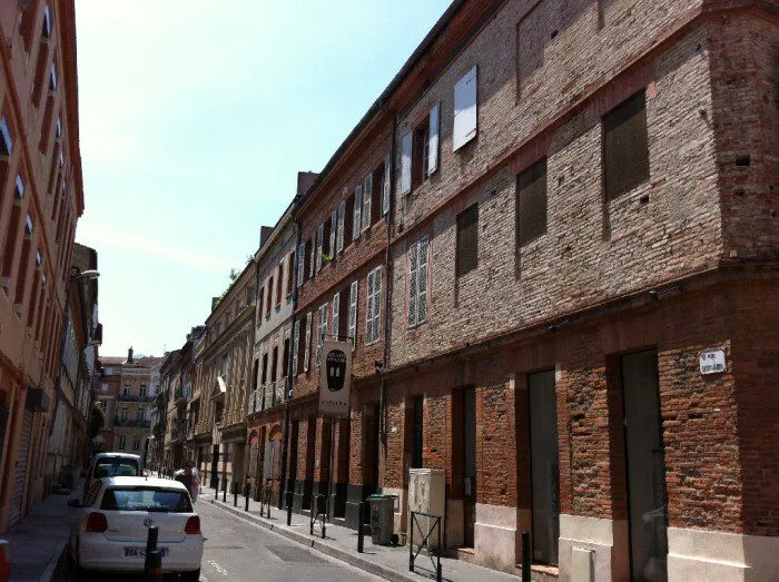 Façade et accès aux Bains de Saint-Aubin dans une ruelle toulousaine