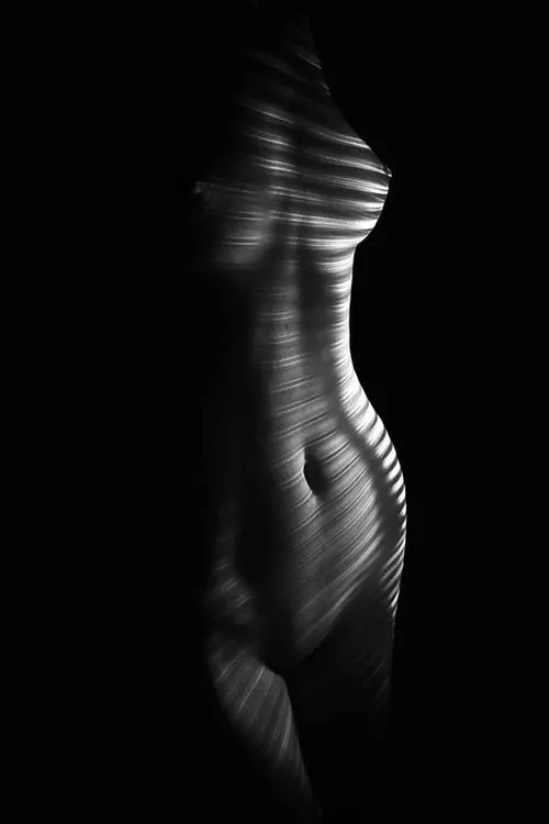Jeu de lumière et d'exposition sur un corps sensuel