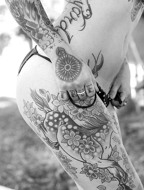 Gros plan sur des tatouages artistiques sur un corps
