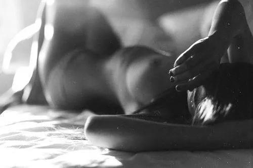 Silhouette sensuelle en contre-jour