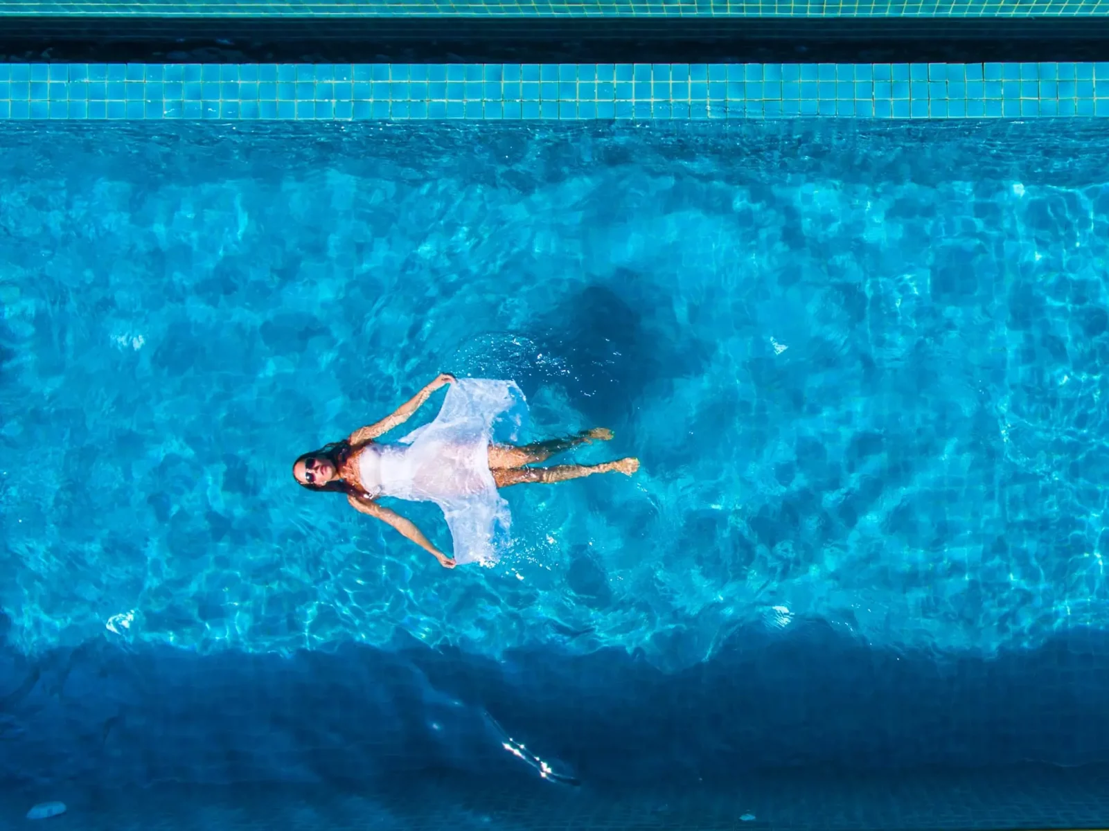 Mariage Burlesque, la piscine